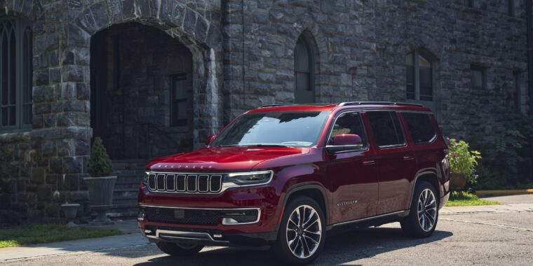 2022 Wagoneer rocks a high-end, vast interior while guzzling hydrocarbons 2022 Wagoneer rocks a high-end, vast interior while guzzling hydrocarbons
